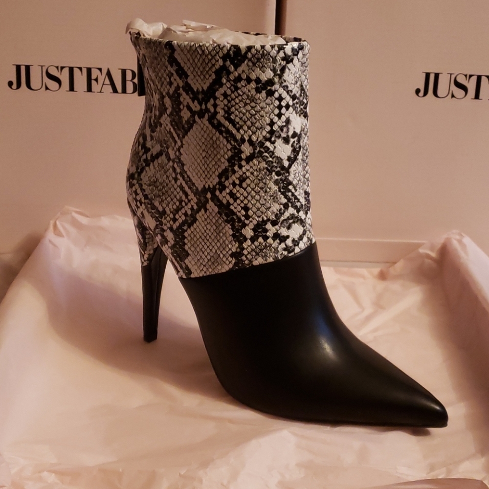 𝅺NIB  black n white heels boots sz 6 n sz 8